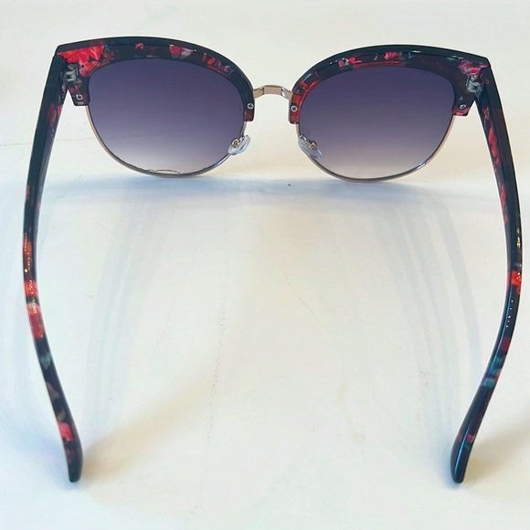 Gorgeous, cute, new, floral frame, sturdy, and straight, perfect condition. - Picture 3 of 4